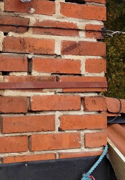 Fogarna i närbild. Längst ner de första fogarna, överst platta lagningar.