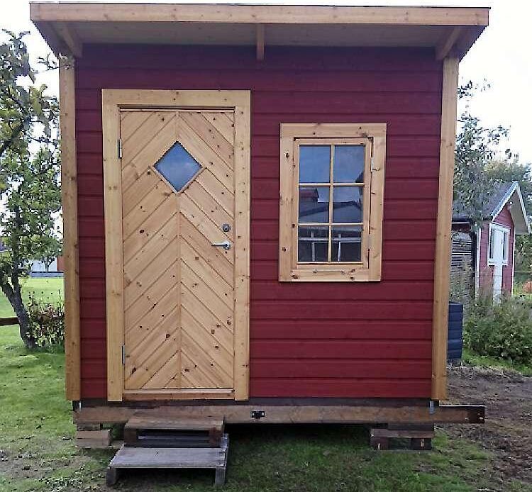 Prototyp av soltoaletten. Den är 2 x 2,5 meter och innehåller ett toalettrum och ett avfallsförvar med fyra latrinbaljor.