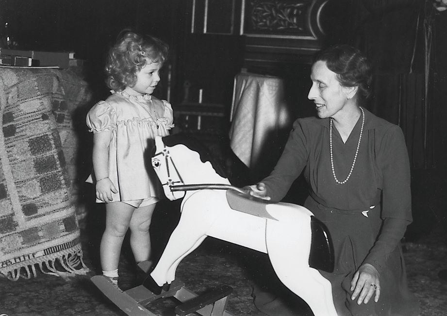 En av Hagasessorna med Drottning Louise under 1940-talet.