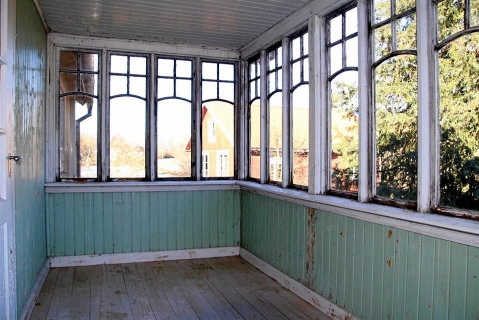 Den vackra glasverandan har en hög mysfaktor.