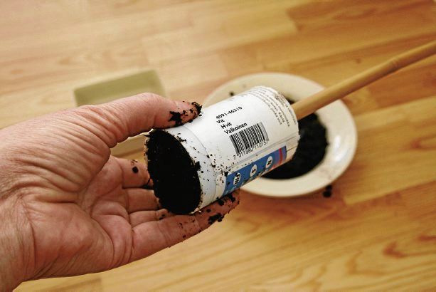 Plastskivan längst upp och röret fyllt av packad jord.