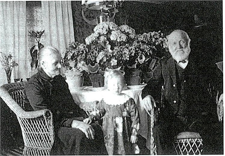 Karl som gammal med sin hustru Ida, i sitt eget hemman, med en ganska god levnadsstandard.
