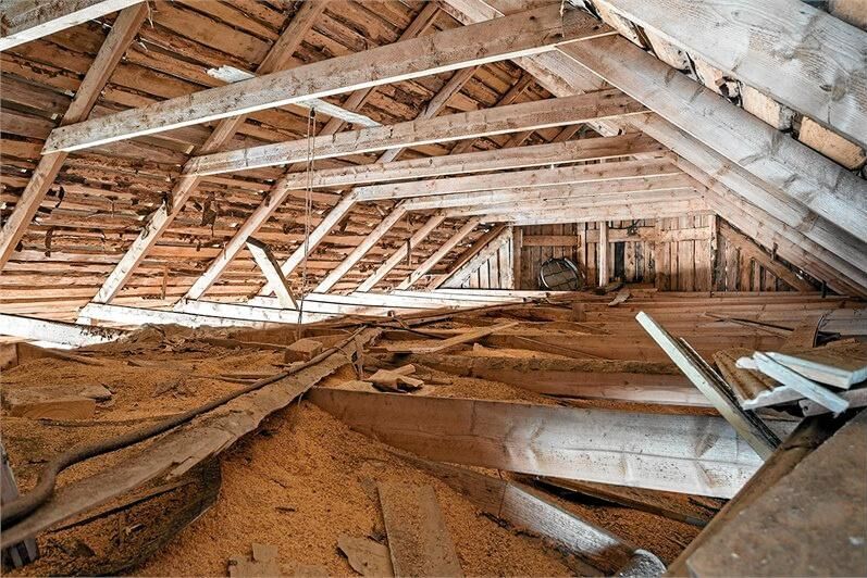 Vinden en trappa upp har stora behov av renovering – men också stor potential.