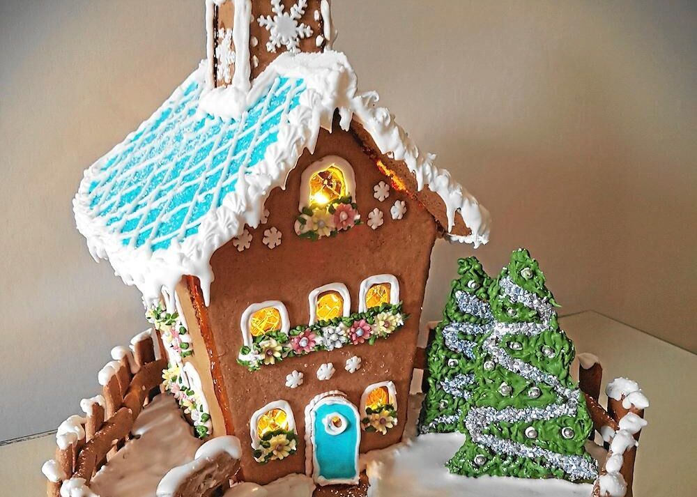 Visst blir man nyfiken på vem som kan tänkas bo här? Skogstrollen? Snövit och de sju små dvärgarna? Eller tomtens alla små nissar? Tredje pris går till denna charmiga, alpinspirerade stuga med välvda fönster och dörrar, där allt är ätbart förutom ljusslingan och bomullen i skorstenen. Arkitekt är Eva Lindberg i Strömstad.