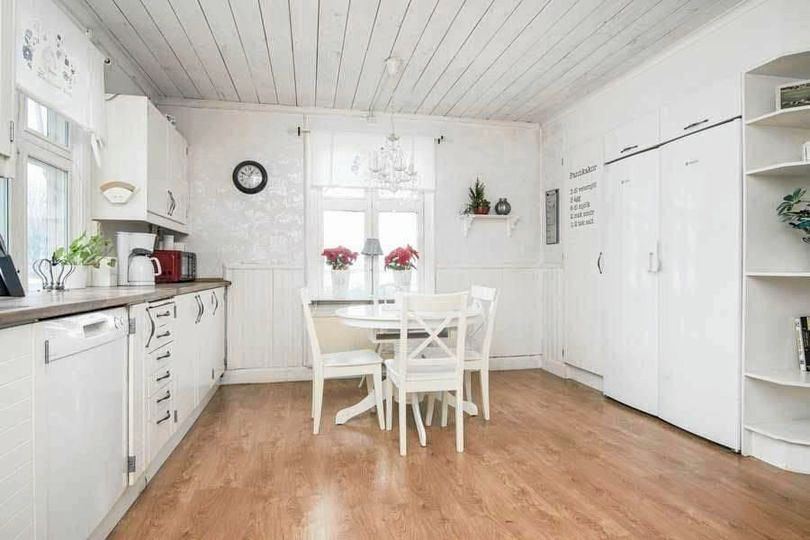 Före. Köket som det såg ut när Hugo och Josefin köpte huset, i moderniserad "vitt och fräscht-stil"