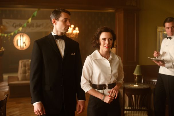 Källarmästaren Peter Löwander i bär en tvåknäppt kavaj och systern Nina en dress med markerad midja.