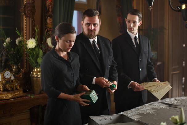 Helgas bortgång blir en cliffhanger inför seriens sista omgång – vem blir egentligen arvtagaren till Djurgårdskällaren?