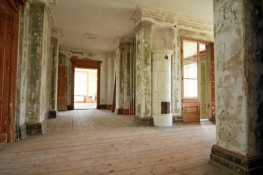 En stentrappa leder upp till andra våning.