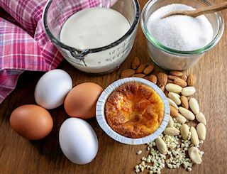 Ingredienserna är så långt som möjligt lokala, mjölken kommer från Emå mejeri och äggen från lokala producenter.