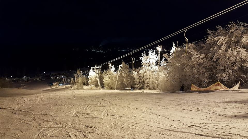 Mia Sundling åker med de båda barnen utför backen! Detta gör hon i januari och i Älvsbyn, Norrbotten.