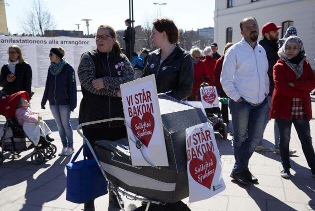 Protester utanför Sollefteå sjukhus.