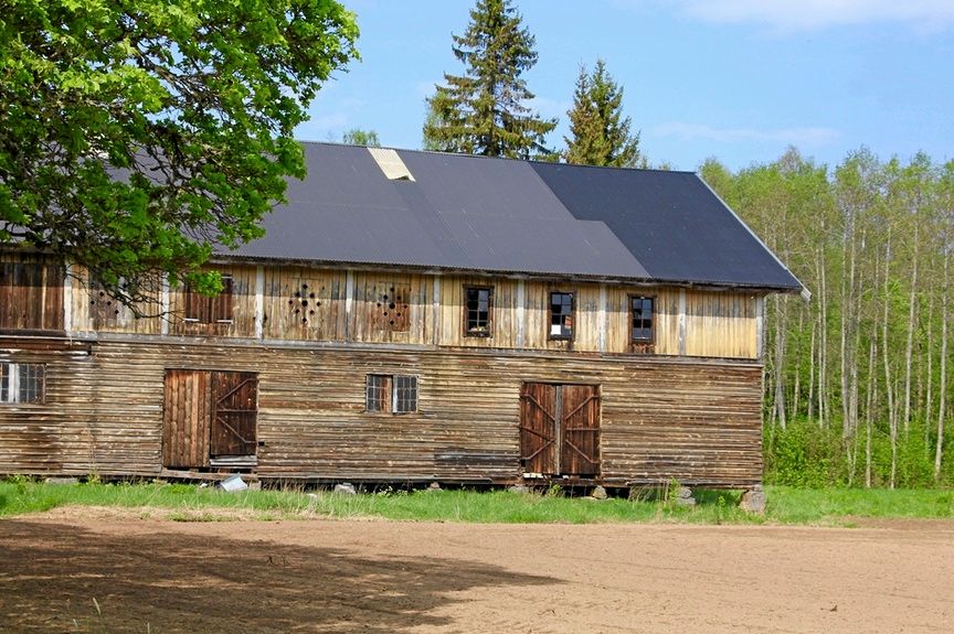 En av ekonomibyggnaderna som ingår.