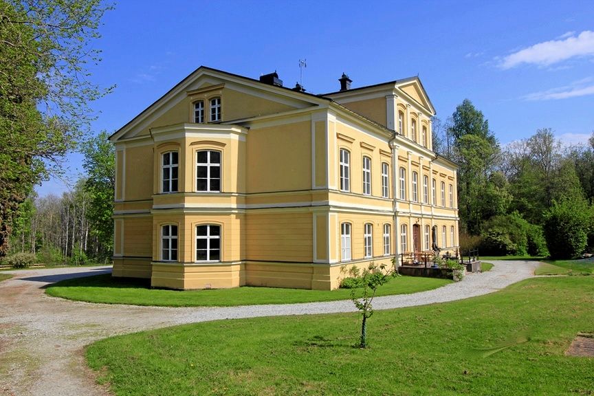 Det finns en utgång till en takterrass med härlig utsikt över Hedströmmen.