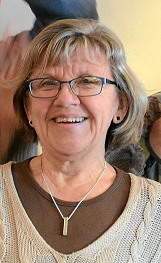 – Vi ställer om till ett samhälle som respekterar planetens gränser. Vi håller på att utveckla en bytesekonomi och vi vill inspirera andra att börja odla, säger Ewa Overmeer i Latorp.