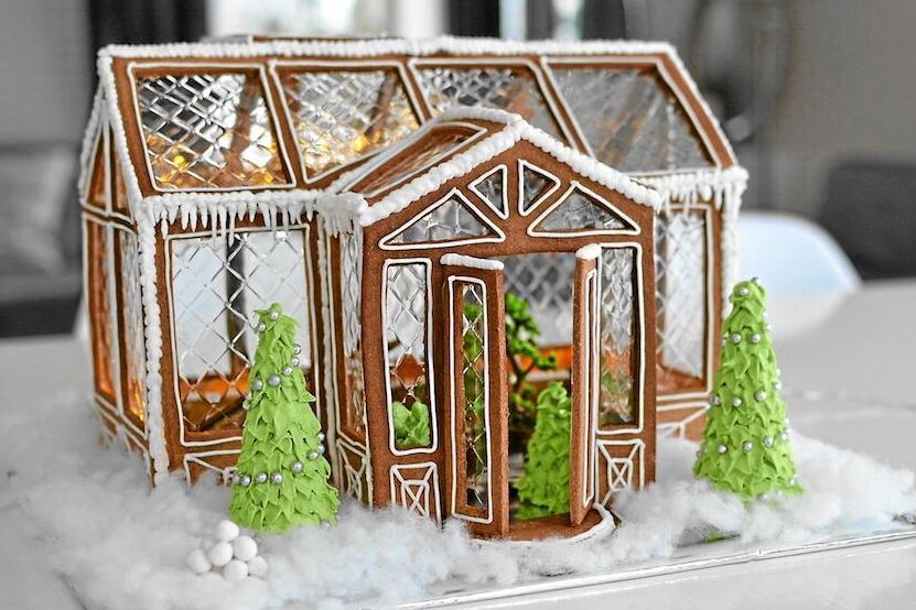 Detta finstämda lilla växthus fick hela redaktionen på fall! Här väcks sannerligen lusten att odla hela året om! Förutom skira ”glas”-dörrar och vädringsfönster hyser denna drömska skapelse av Merja Erkstam även fina små plantor.