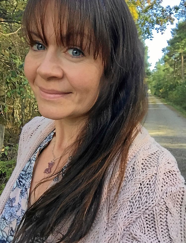 Sanna Hederstedt bakar kakor med fantastiskt fina porslinsmönster.