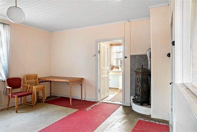 I den lilla salen står en liten gjutjärnskamin som minner om äldre tider.