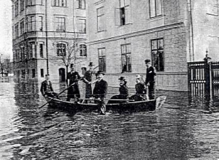 Åka båt längs Skolgatan i Uppsala var en möjlighet när aprilvädret slog till år 1900.