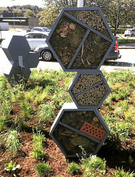 Insektshotellen är utplacerade i nio olika rondeller i stan.