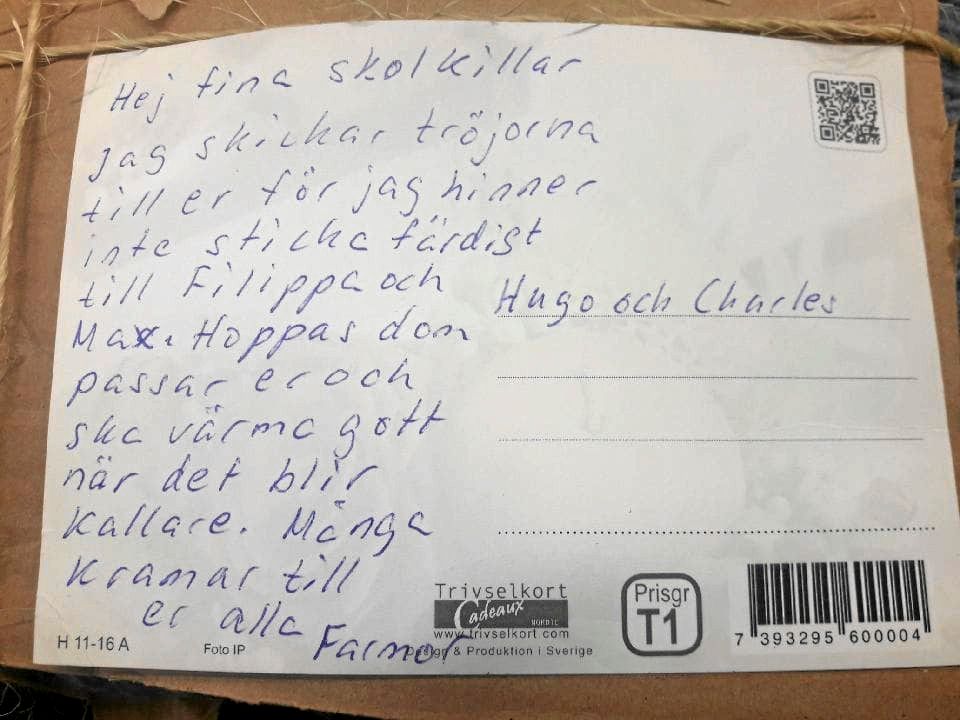 Vykortet är den enda ledtråden. Paketet tros ha varit med i en sändning som kom på villovägar.