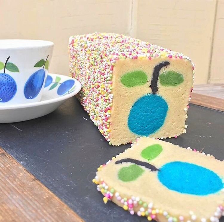 Många glada färger i kakor med mönstret Prunus av Stig Lindberg för Gustavsbergs porslinsfabrik.