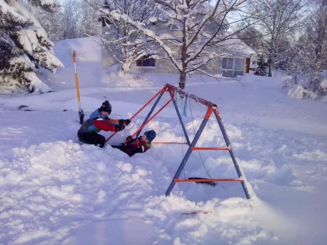 En gunga under snön blir lätt en gunga med svung efter några (många?) spadtag. Bilden från pappa Erik som bor i Torpshammar i Ånge.