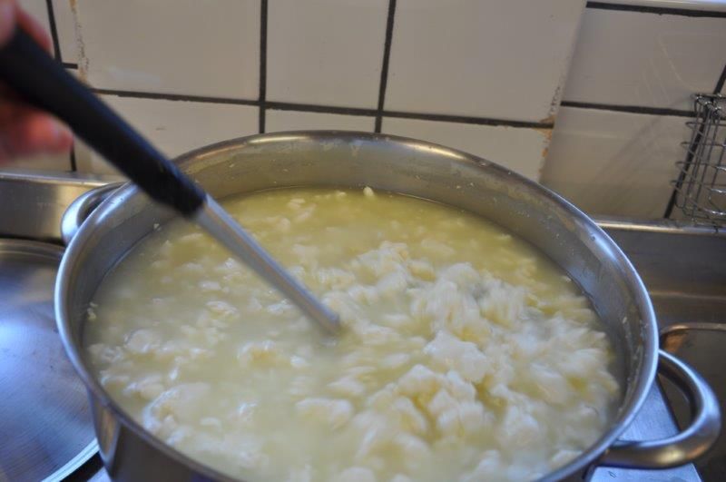 Rör sedan försiktigt igen i några minuter. Fortsätt så.