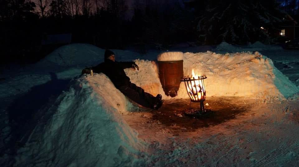 Bild från Skövde, Skaraborg. ..Anders slappar efter snöröjning på morgonen, hälsar han!