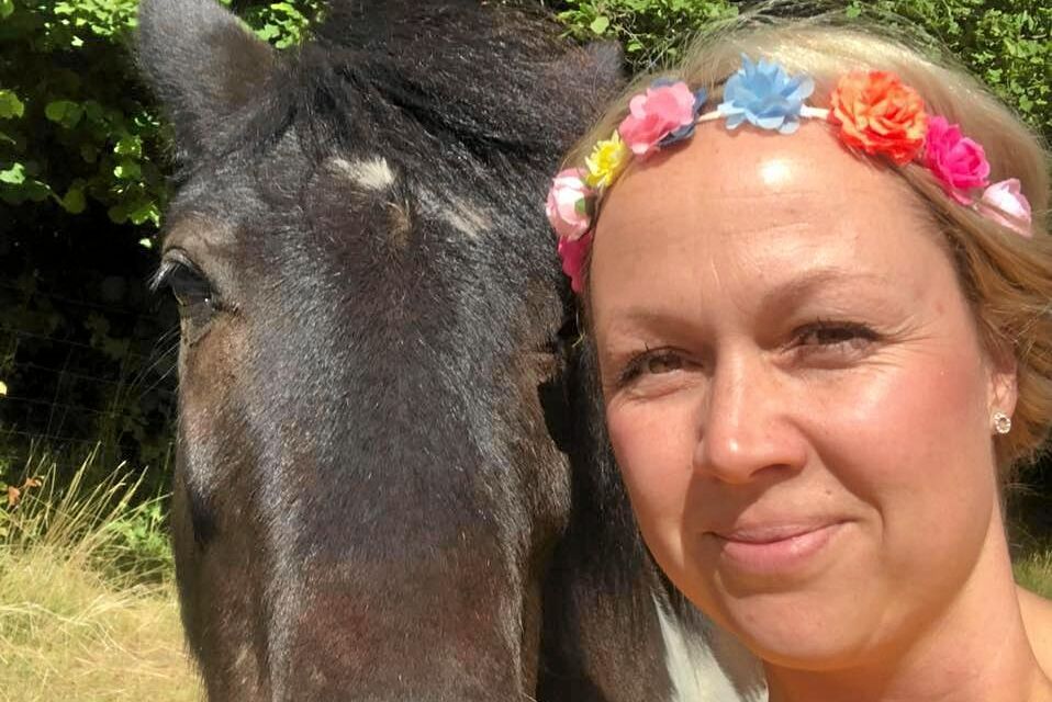 Kim Jönssons hästar har verkat oroliga när geten stryker runt i hagen.