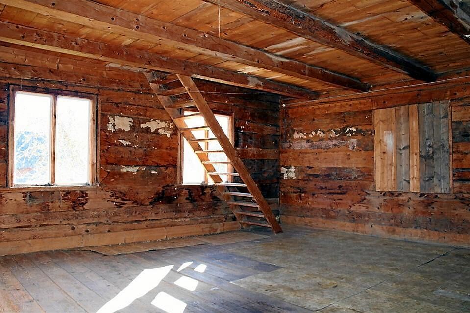 Fastigheten beskrivs som en gård för mindre djurhållning. I ladan finns plats för till exempel får.