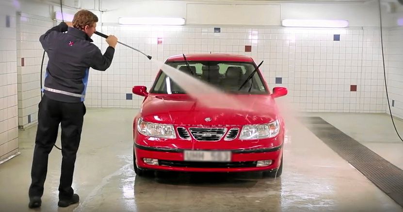 Bild ur OkQ8:s på Youtube för gör-det-själv-biltvätt.