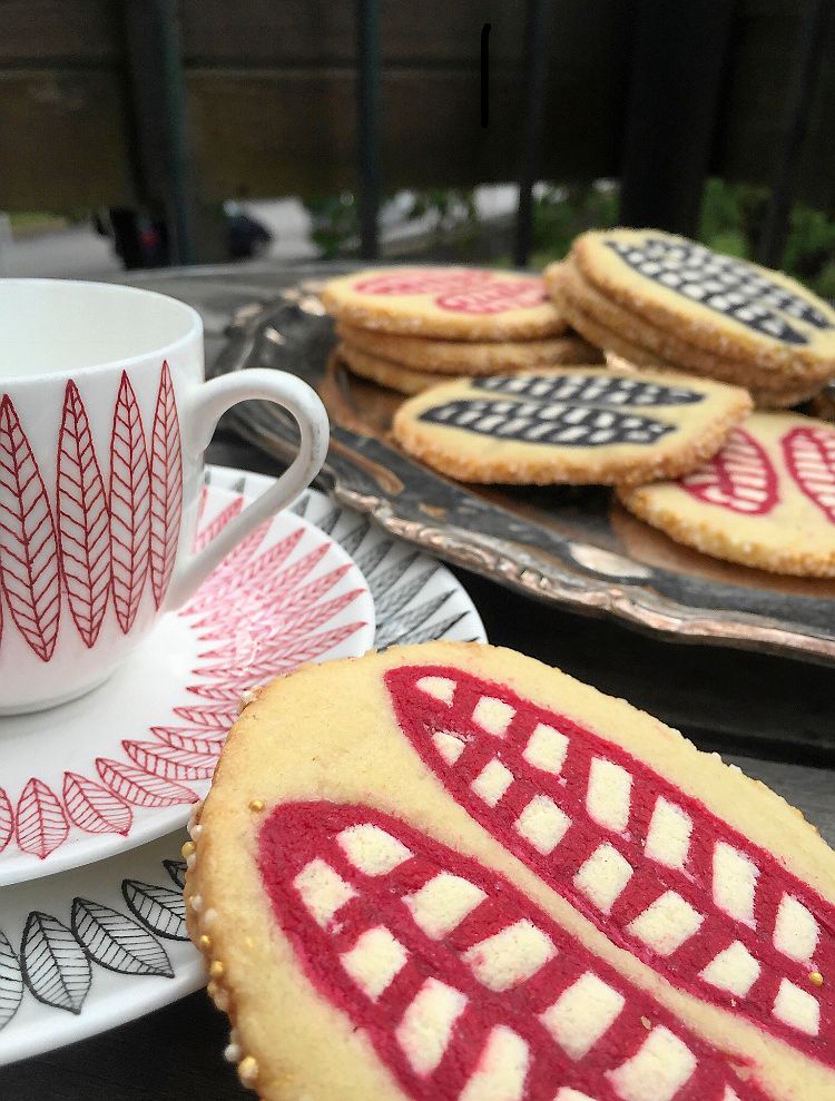 Kakor med Stig Lindbergs mönster Röd Salix från Gustavsbergs porslinsfabrik.