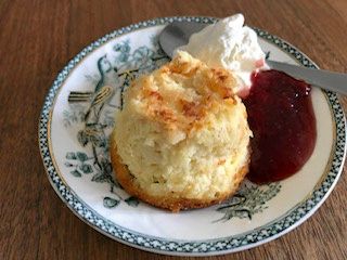 Det finns fler svenska varianter av ostkakan, förutom den Småländska ostkakan finns också ostkaka från Hälsingland.