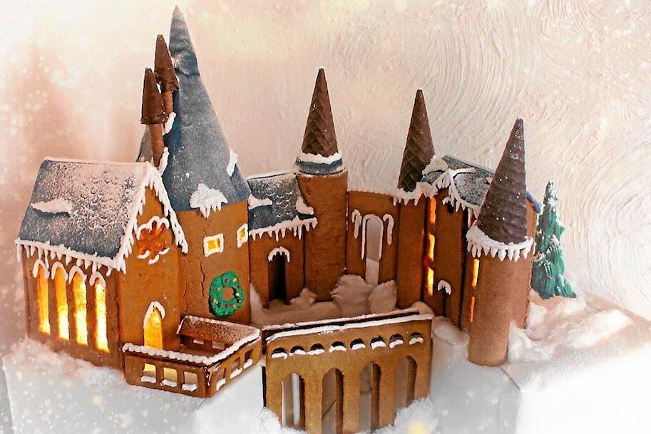 Vem skulle inte vilja fira jul med Harry, Hermoine, Ron och de andra vännerna på Hogwarts skola för häxkonster och trolldom? Kristine Svensson och Katarina Hjältman i Falköping har i alla fall lyckats skapa en så pass magisk stämning – med bro, tinnar och torn – att inte ens självaste Harry Potter skulle bli besviken.