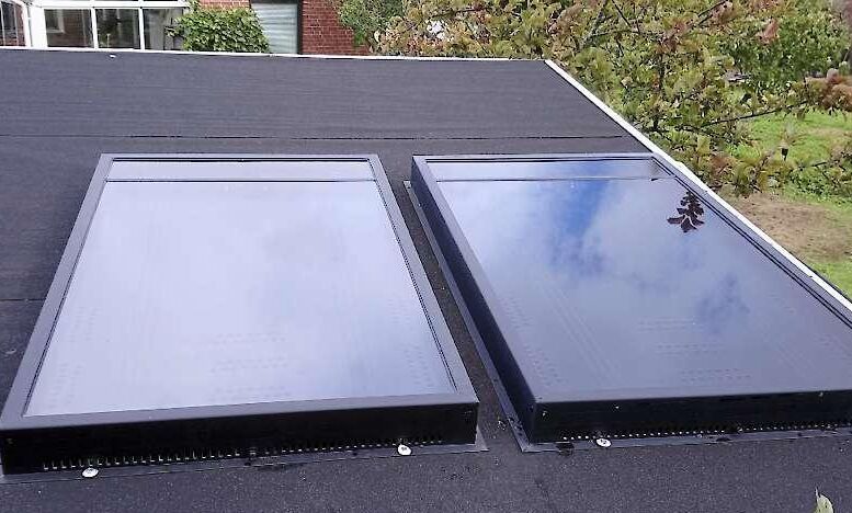 Solfångarna på taket värmer luft som pumpas ner i toalettrummet. Fläkten som pumpar luften får el från solceller i den övre delen av solfångarna.