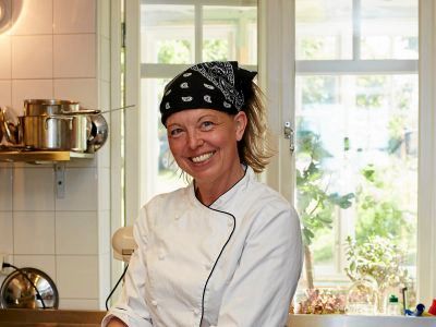 Kocken Lisa Lönner Pulkkinen använder gärna sin kolgrill för att röka mat. ”Det är sjukt lätt och blir bra. Du lägger bara kvistarna på glöden och stänger locket”, säger hon