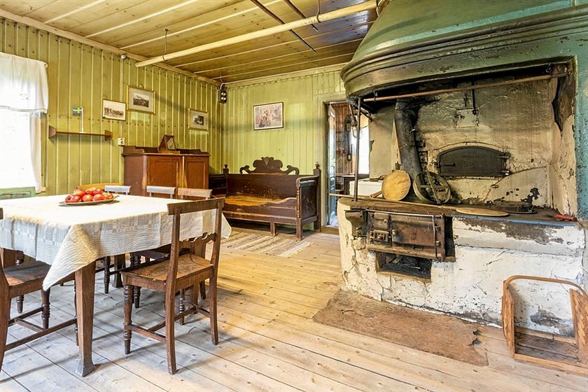 Köket har en gammal bevarad vedspis med kåpa och spishäll.