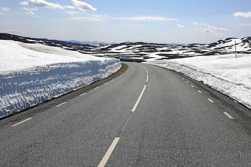 De högst belägna delarna av Vildmarksvägen har fortfarande en hel del snö.