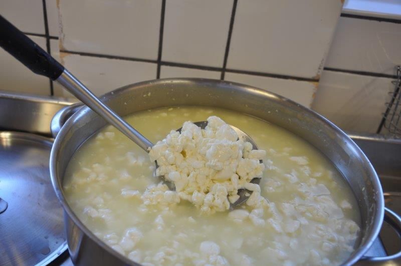 Ostkornen kommer att dra ihop sig, bli mindre, fastare och lite tåligare, avge vassle och så småningom flyta omkring i den vassle som bildas.