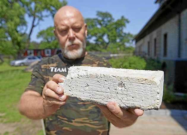 Robert Nilsson, hampaodlare i Skåne visar upp en kloss av den miljövänliga och starka hampabetongen