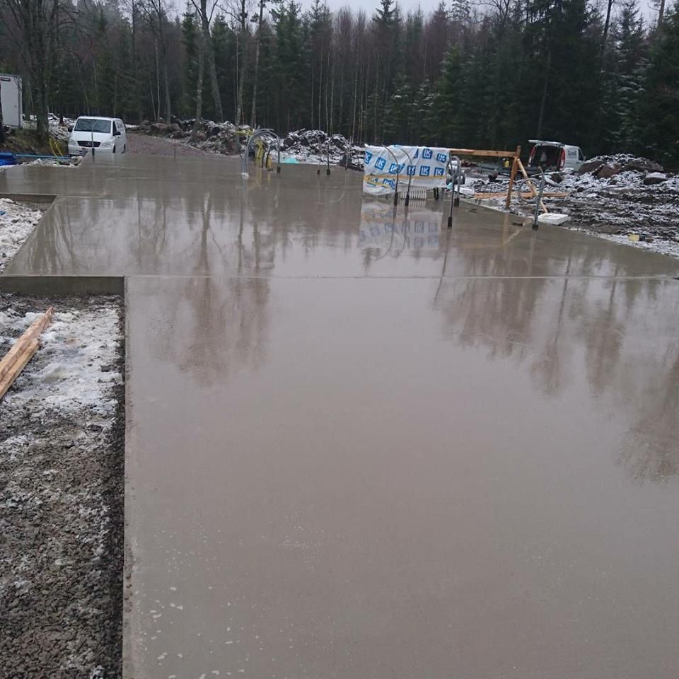 Och det är inte alla som kan njuta av ledighet – för det är väl inte riktigt enkelt att bygga sig ett hus? Men det gör i alla fall Rebecka Andersson denna januari!