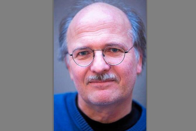 Stefan Jansson, professor vid Umeå universitet, forskar om asp och har bland annat undersökt vad som styr aspens höstfärger.