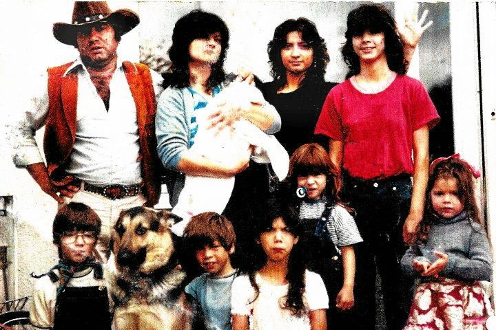 Storfamilj. Hela Morenos familj 1982. Själv vilar han nyfödd i mammas famn, med pappa till vänster.