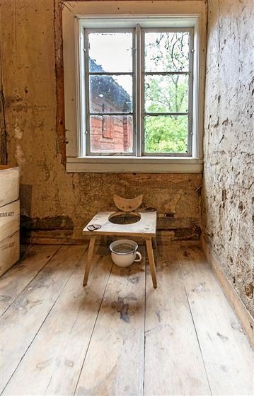 Toalettrummet är enkelt inrett med en träsist och en porslinspotta.