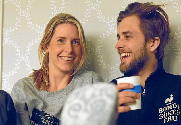 Ett år av spirande kärlek har gått sedan Caroline Kejbert och Joacim Rickling möttes i .