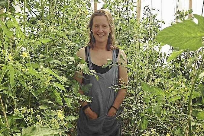 Elisiv Lindroth i Alunda visar sin ekologiska odling i Öppen Trädgård 2018.