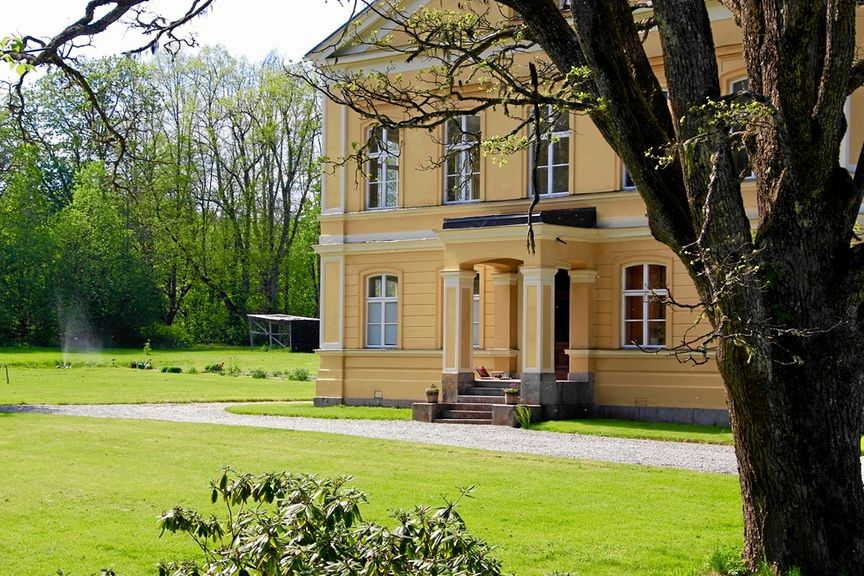 Exteriören är byggd i tegel med utvändig gul puts.