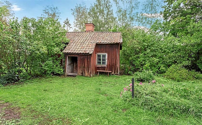 På tomten står flera byggnader och bodar.