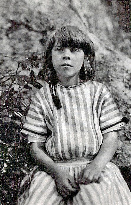 Konstnärsbarn. Tove Jansson växte upp i Helsingfors i Finland. Mamma Signe, som kom från Småland, var tecknare och pappa Viktor var skulptör. Här är Tove 9 år.