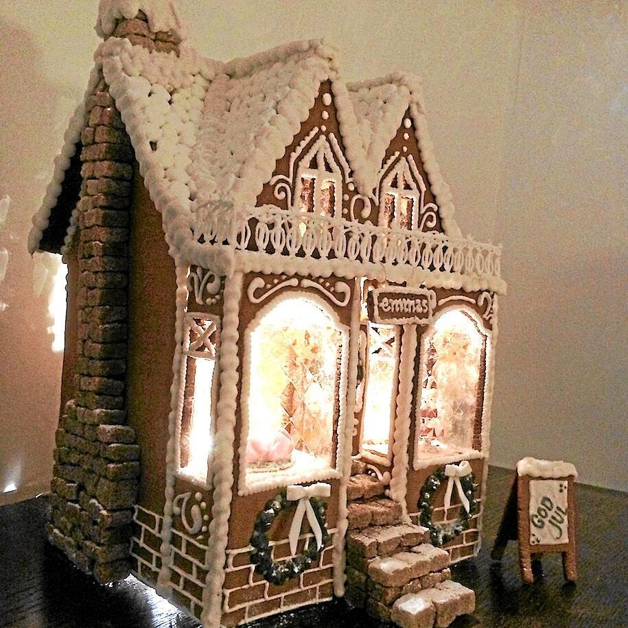 Vid anblicken av den lilla butiken ”Emmas”, med inbjudande belysning och söta bakverk i skyltfönstren, önskar man att man var Tummelisa – och bara kunde kliva uppför den lilla trappan, in i värmen för att knapra i sig julens alla godsaker! Butiksägare och skapare är Emma Eksander i Jönköping.